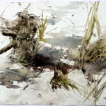 Aquarell mit einem Ausschnitt im Moor, mit Gräser und Holz, die aus dem Wasser ragen.